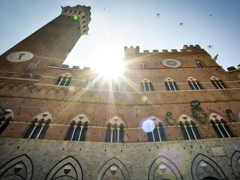Beim Blick auf die Piazza del Campo – dem Hauptplatz von Siena – mit dem Palazzo Pubblico und Torre del Mangia fehlen uns glatt die Worte. Eines unserer Ziele bei der Höhepunkte-Studienreise in die Toskana