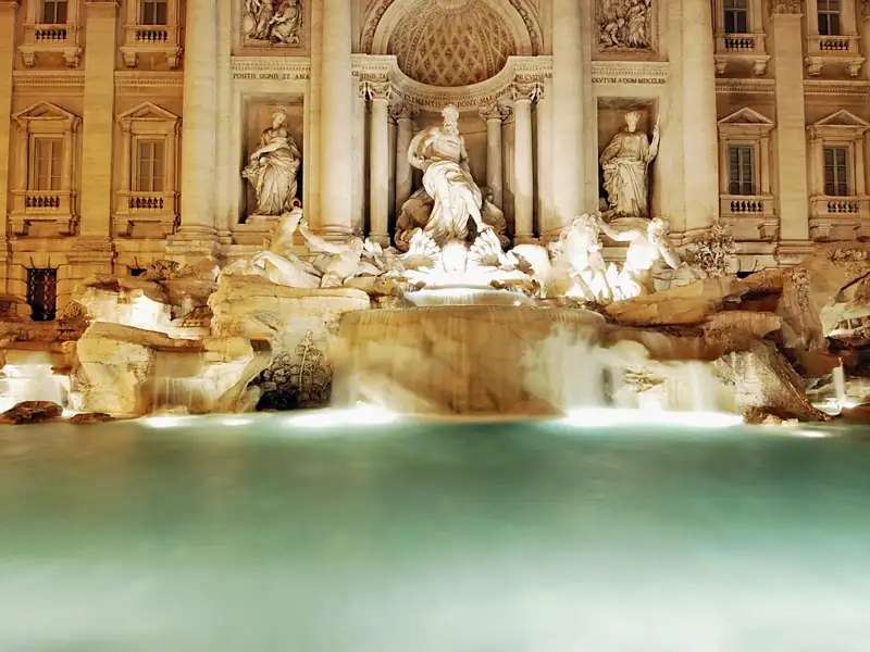 Auf unserer Städtereise nach Rom kommen wir bei einem Spaziergang unter anderem am Trevi-Brunnen vorbei, einem der berühmtesten Brunnen der Welt