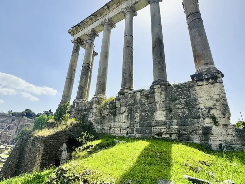 Der Glanz vergangener Größe ersteht vor unserem geistigen Auge auf dem Forum Romanum wieder auf – einst der Mittelpunkt der Welt.