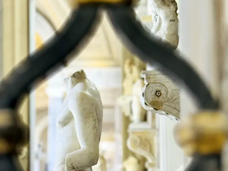 In Rom vermischen sich die Spuren aller Epochen – antike Statuen in modernen Gebäuden oder in barocken Palästen: Geschichte ist in Rom Alltag.