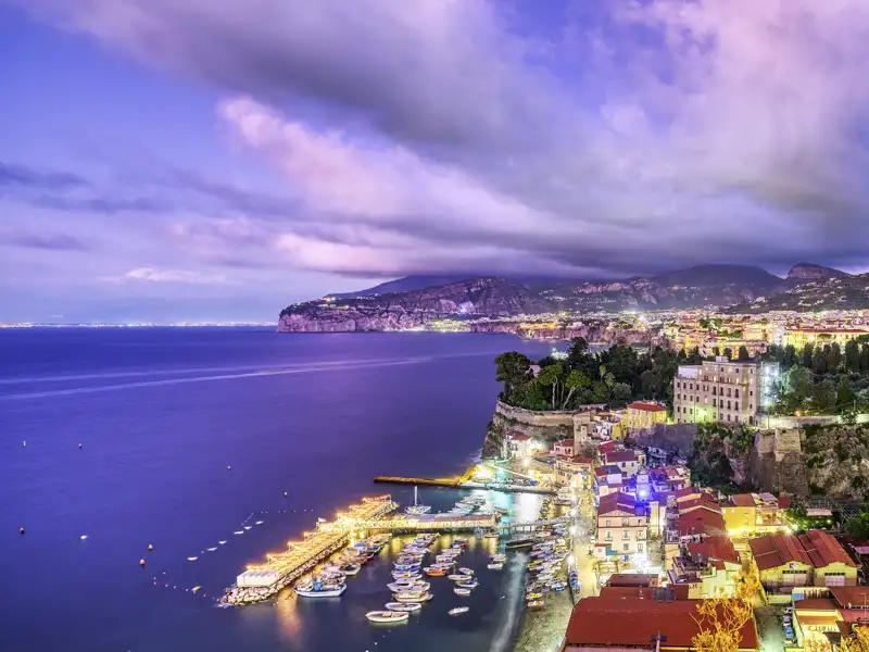 Wenn Sie bei unserer Studienreise am Abend die Küstenlinie entlang blicken, sehen Sie viele erleuchtete Ortschaften, die wie Perlen an einer Kette die Küste säumen.