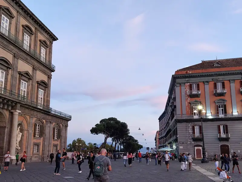 Neapel empfängt uns während unserer Studienreise mit typisch italienischem Temperament: Vespas knattern durch die Straßen, über unseren Köpfen flattert die Wäsche, schicke Italienerinnen flanieren über die Piazze. Vorbei an prachtvollen Kirchen und fingerfertigen Kunsthandwerkern starten wir zum königlichen Platz.