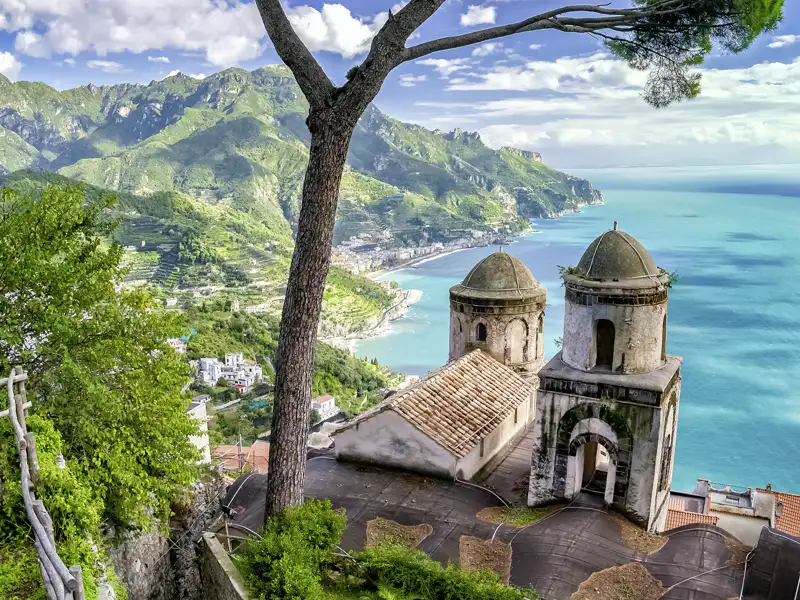 Auf unserer Studienreise an den Golf von Neapel besuchen wir auch das malerisch gelegene Ravello an der Amalfiküste in Kampanien.