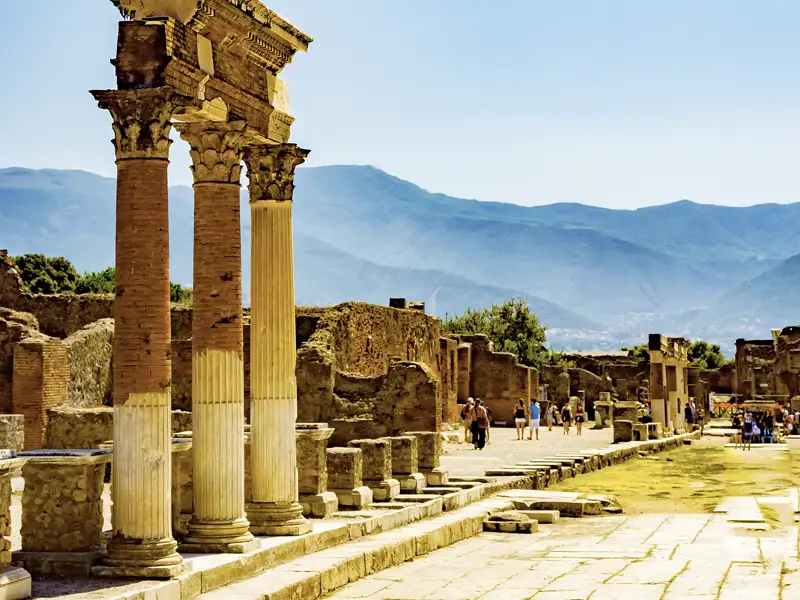 Auf unserer umfassenden Studienreise zu den Höhepunkten im und am Golf von Neapel führt uns eine Fahrt durch die Lavafelder des Vesuvs zu den Ausgrabungen von Pompeji (UNESCO-Welterbe).