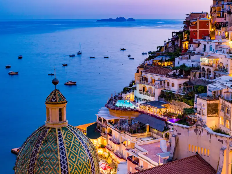 Auf einer der schönsten Straßen der Welt, der legendären Amalfitana (UNESCO-Welterbe), kurven wir bei unserer Rundreise an der Küste entlang, vorbei am mondänen Positano.