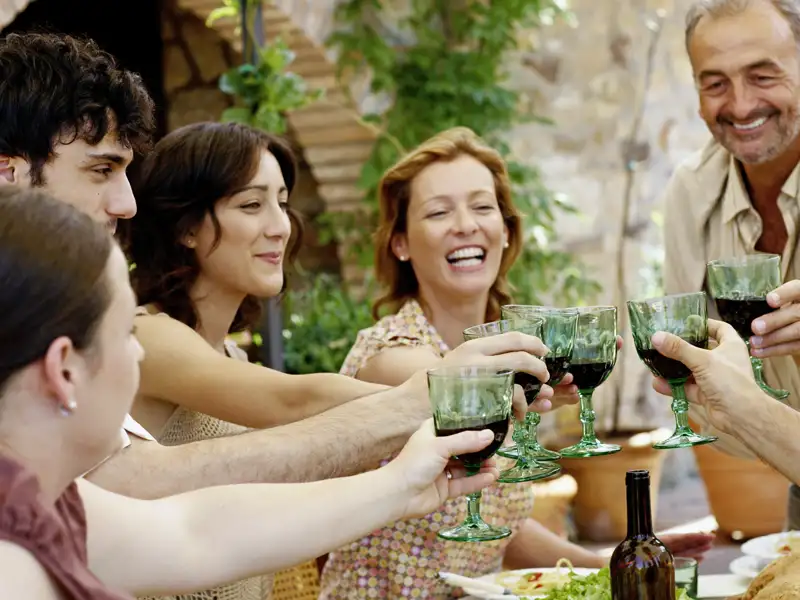 In der dörflichen Idylle werden lokale Spezialitäten und hauseigener Wein serviert.