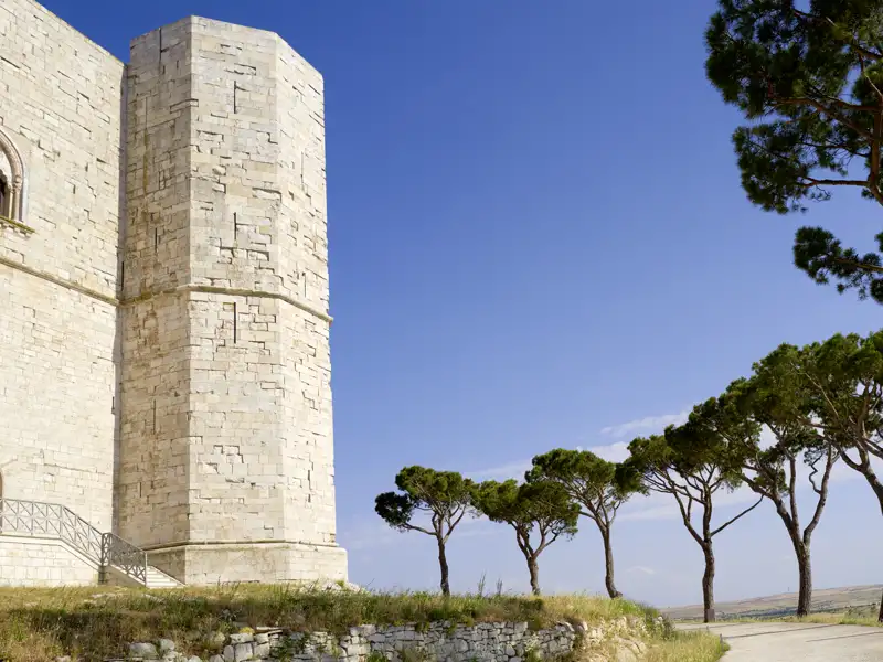 Auf unserer Rundreise durch Apulien lassen wir uns auch beeindrucken von dem Castel del Monte, das selbstbewusst auf einem Berg thront. Das Bauwerk stammt aus der Zeit des Stauferkaisers Friedich II.