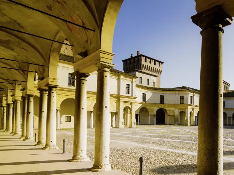 Arkaden und Innenhof im Palazzo Ducale in Mantua