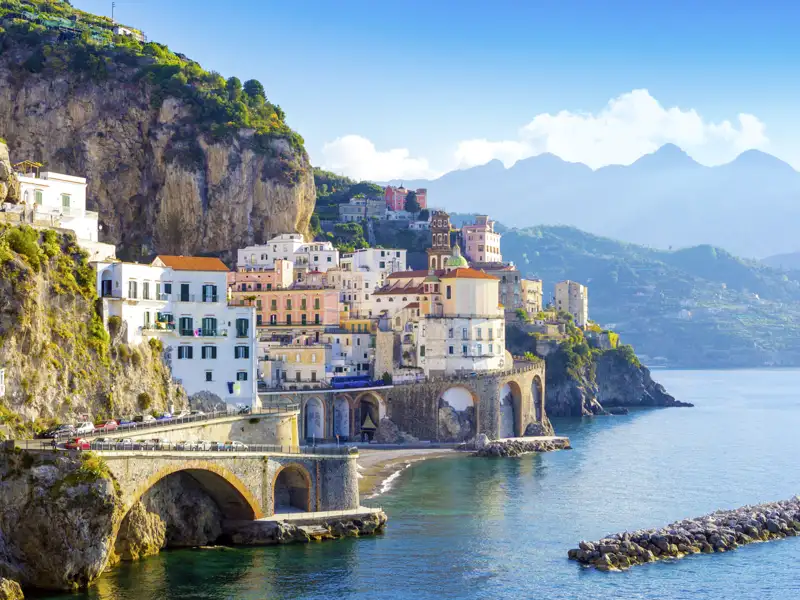 Auf einer der schönsten Straßen der Welt (UNESCO-Welterbe) kurven wir an der Küste entlang, vorbei am mondänen Positano und Amalfi. Zitronenhaine säumen unsere Fahrt hinauf nach Ravello.