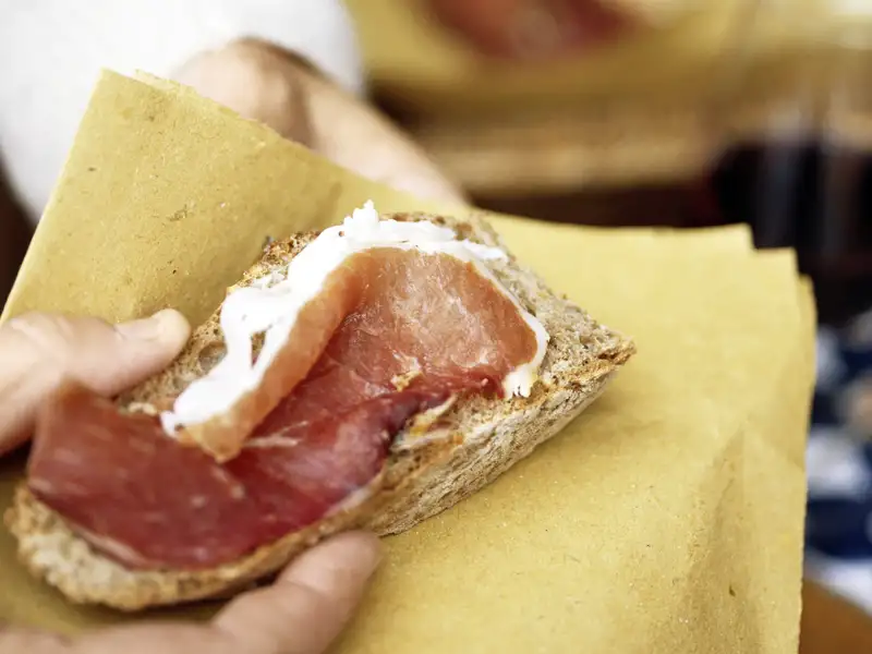 Verwöhnen Sie sich auf Ihrer Wanderreise nach Italien immer wieder mit kleinen Häppchen, wie z. B. einer typisch italienischen Bruschetta mit luftgetrocknetem Schinken!