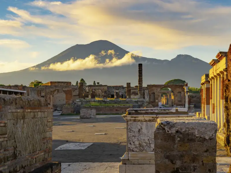 Der Berg ruft. Bis auf 1000 m bringt uns der Bus auf den Vesuv hoch, danach begleitet uns unser Bergführer Raffaele den steilen Weg hoch bis zum Kraterrand. Dann reisen wir weit zurück in die Vergangenheit, ins antike Pompeji. Muss nett gewesen sein damals, als der Vesuv noch friedlich vor sich hin schlummerte: eine Stadt mit Gassen, Thermen, Weinschenken und Garküchen.