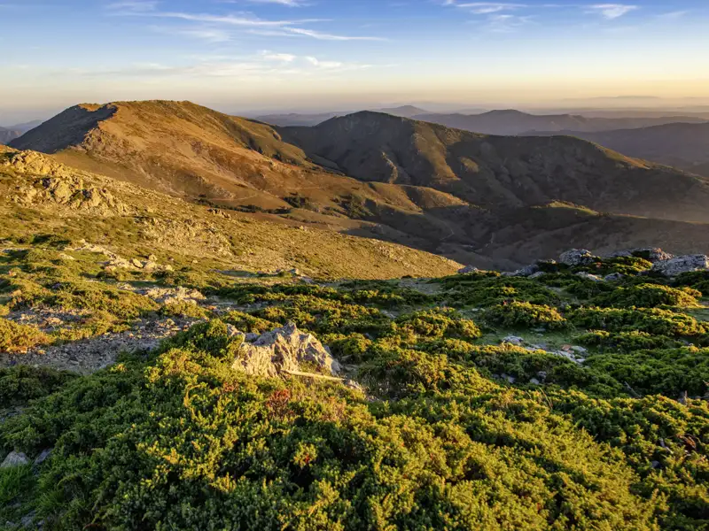 Bei unserer Wanderreise nach Sardinien erleben Sie auch den Sonnenuntergang über der Bergkette des Gennargentugebirges.