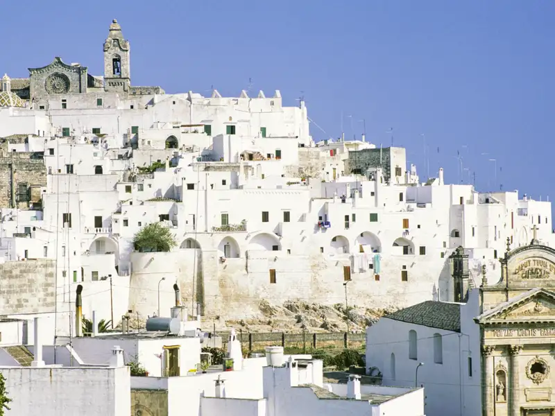 Ostuni liegt auf der Route unserer Studiosus-Reise durch Apulien und ist ein besonders schönes Exemplar der weißen Städte im Süden von Italien.