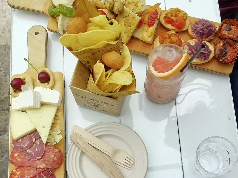 Ein gern gesehener Mittagssnack bei unserer  Studiosus-Reise in Apulien: eine bunte Mischung von Antipasti