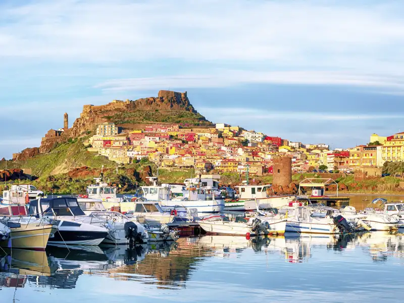 Bei unserer Studienreise mit Muße führt uns der Weg auch nach Castelsardo. Höchst fotogen ist die Festungsstadt und berühmt für ihre Korbflechterei, seit jeher sitzen Frauen in den Gassen und flechten. Wir erkunden den Ort.