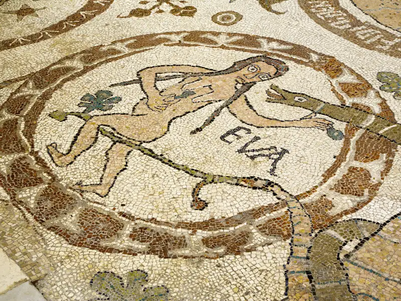 Ein Fest für die Augen ist der mittelalterliche Mosaikfußboden im Dom Sta. Maria Annunziata in Otranto, der uns über 700 Geschichten in zehn Millionen Teilchen erzählt. Wir sehen ihn bei unserer elftägigen Studienreise nach Apulien.