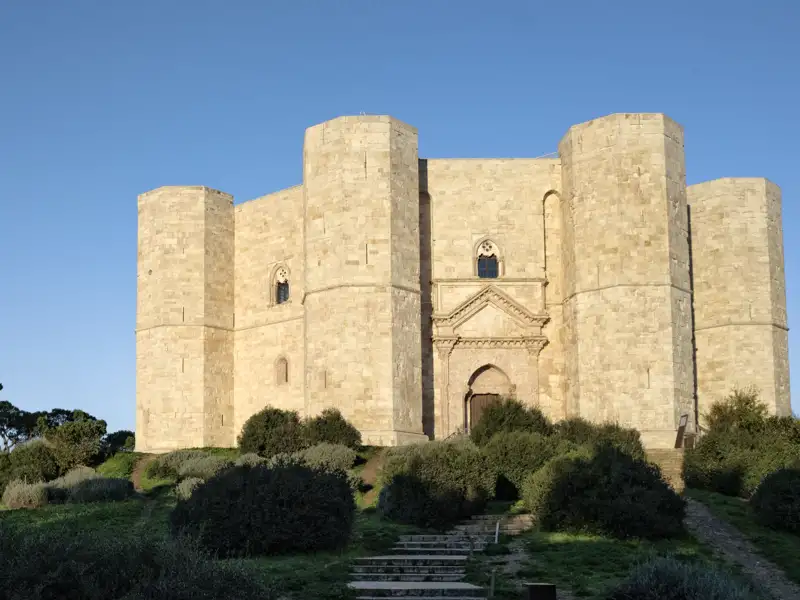 Auf dieser Studienreise lernen wir alle Höhepunkte Apuliens kennen. Einer davon ist das selbstbewusst über der Ebene thronende und noch immer rätselhafte Castel del Monte.