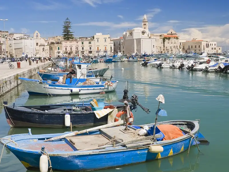 Bei unserer elftägigen Studienreise durch Apulien verbringen wir auch Zeit am malerischen Hafen von Trani.