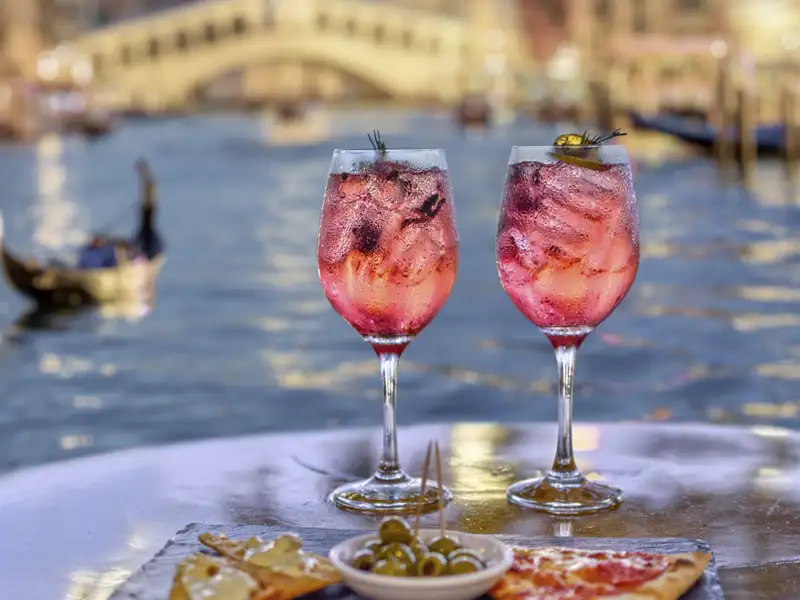 Es gibt viel zu sehen in Venetien – doch auf unserer Rundreise bleibt auch immer Zeit für eine Pause im Café und auf der Piazza, um dem Alltag zuzuschauen.