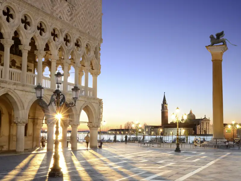 Venedig bezaubert: Die einzigartige Lagunenstadt lädt zum ausgiebigen Flanieren durch die Gassen und an den Kanälen ein.
