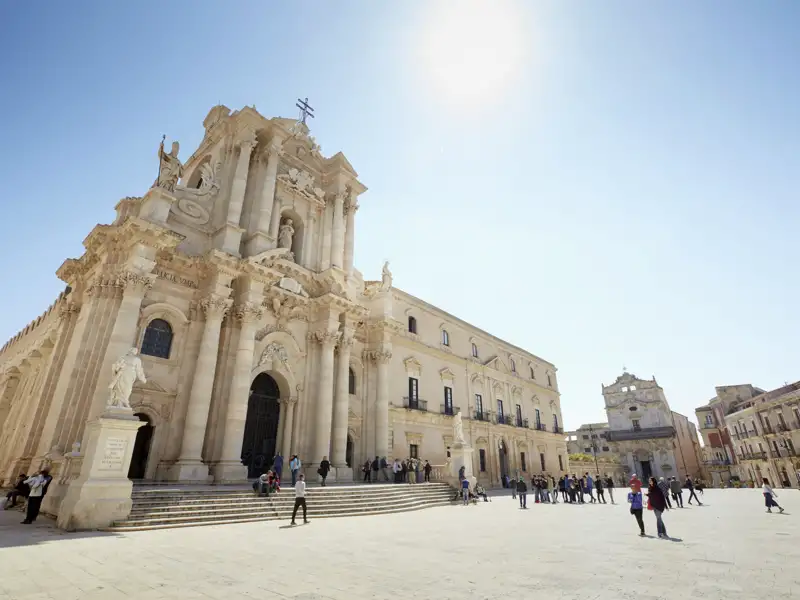 Auf der Studienreise nach Sizilien übernachten wir auch eine Nacht in Syrakus. Gemeinsam mit Ihrer Reiseleiterin erkunden sie eine der schönsten sizilianischen Städte, hier zu sehen die imposant aufragende Kathedrale Santa Maria delle Colonne.