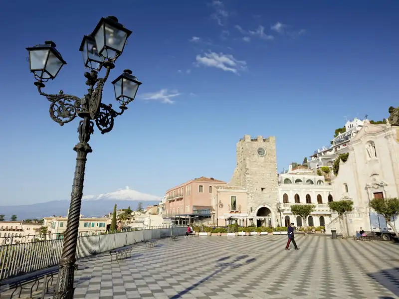 Auf unserer Studienreise nach Sizilien besuchen wir Taormina und staunen über sein prächtiges Panorama. Taorminas Stadtkulisse bietet nach wie vor reichlich Glamour - und der Ätna ist auch nicht weit!