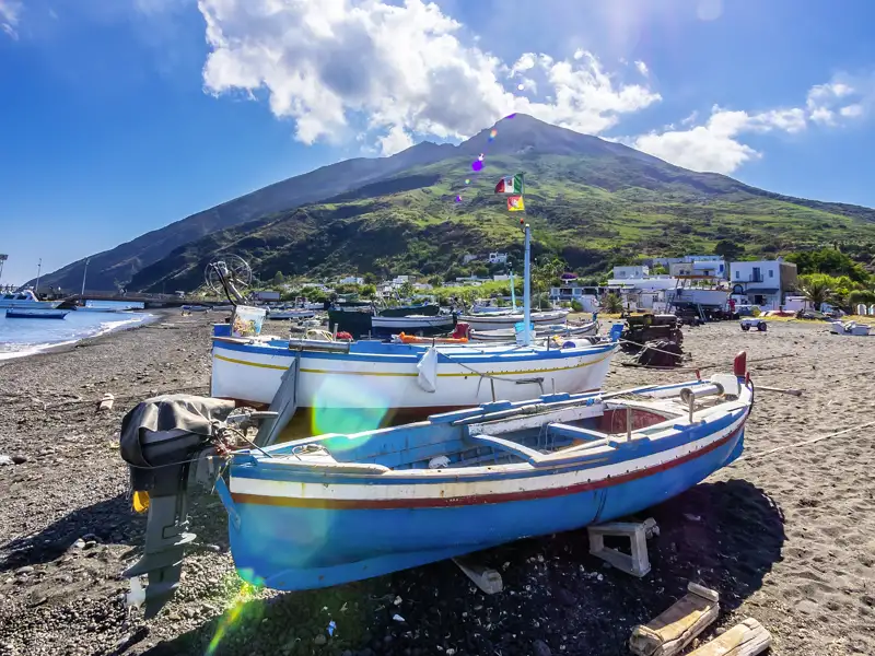 Der Stromboli ruft! Auf der gleichnamigen Insel brechen wir zu einer ausgiebigen Wanderung zum Kraterrand des Vulkans auf - eines der vielen großartigen Erlebnisse auf unserer Rundreise über die Äolischen Inseln.
