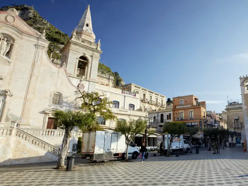 Wir bewundern auf unserer Naturerlebnis-Studienreise auf die Äolischen Inseln auch das mittelalterliche sizilianische Städtchen Taormina mit architektonischen Schätzen und historischer Kulisse