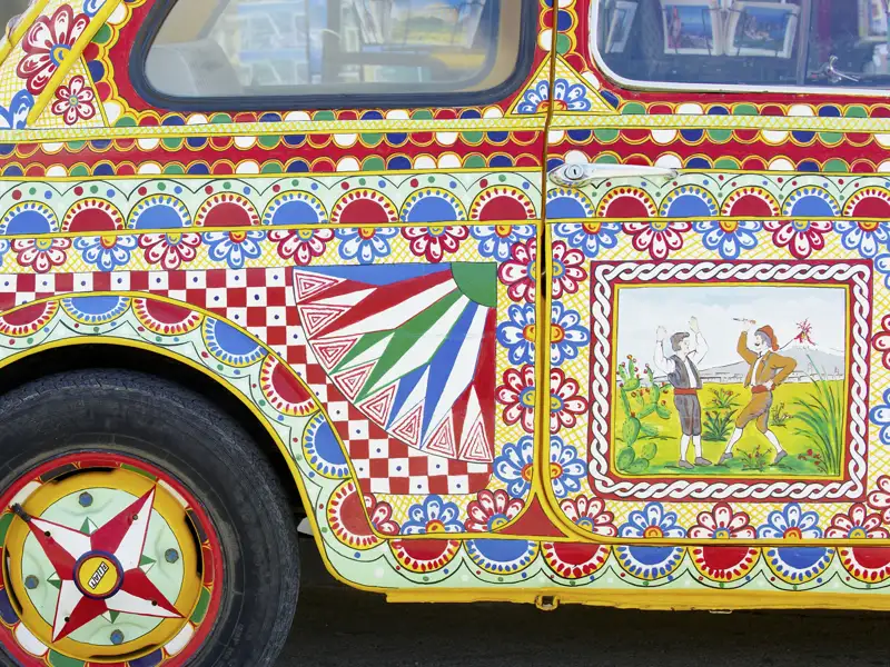 Sizilianische Dekorationen zeichnen sich oft durch ihre bunten, traditionellen Muster und Motive aus, die auf eine lange Geschichte und kulturelle Einflüsse zurückgehen. Ein besonderes Fotomotiv ist dieser bemalte Fiat Cinquecento.