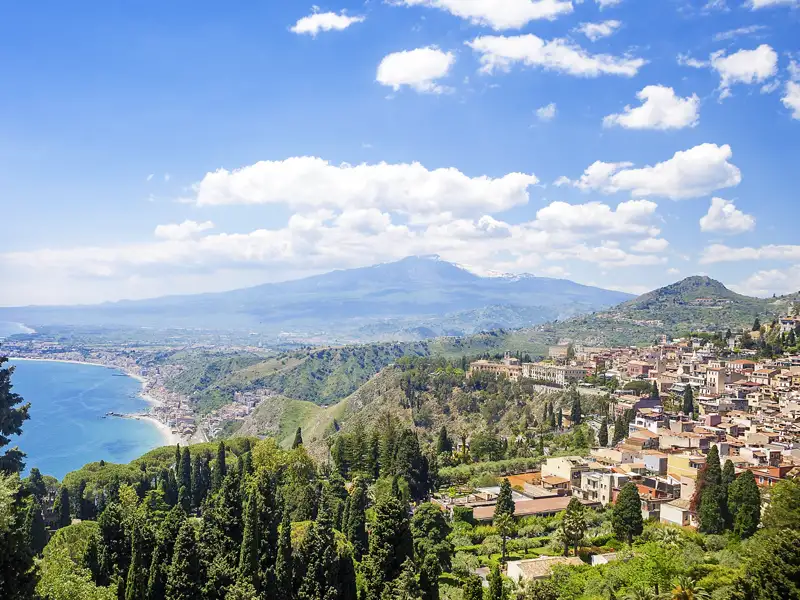 Von Taormina haben wir einen herrlichen weiten Blick über die sizilianische hügelige Landschaft und das blaue Meer bis hin zum Ätna.