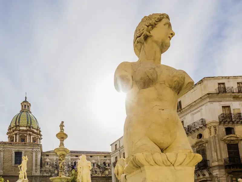 Skulpturen der Fontana Pretoria auf der Piazza Pretoria in Palermo mit der Kirche Santa Caterina im Hintergrund