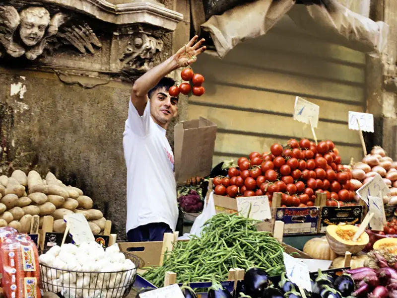 Auf unserer Studienreise auf der Insel Sizilien genießen wir die unter der südlichen Sonne gereiften Früchte und das aromatische Gemüse.