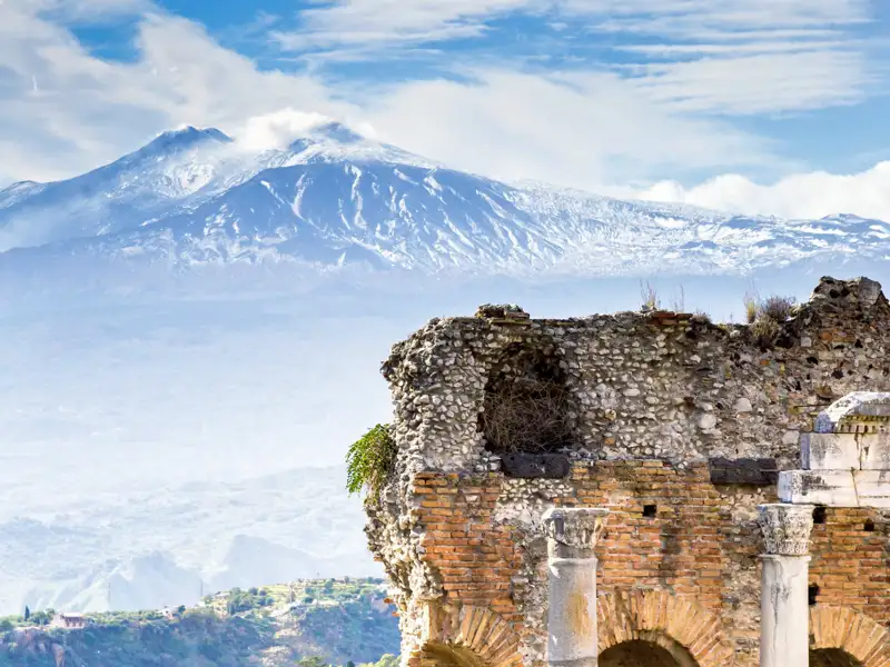 Zum Finale unserer achttägigen-Sizilienreise besichtigen wir den Aetna und Taormina mit seinem griechisch-römischen Theater – was für ein Bühnenbild!