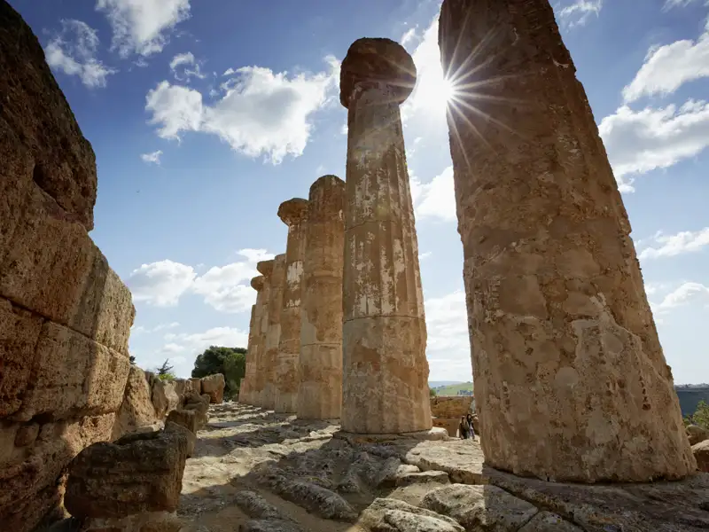 Im beeindruckenden Tempeltal von Agrigent (UNESCO-Welterbe) gehen wir bei der Rundreise noch einmal auf Zeitreise.