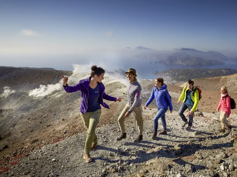 Die Vulkanwanderung auf Ihrer Studienreise beschert Ihnen einen wunderbaren Blick auf die Küste und das Meer.