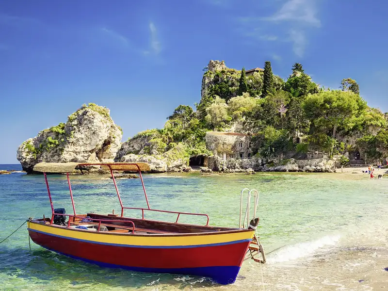Diese Studienreise nach Sizilien wird farbenfroh, versprochen! Türkises Wasser und üppiges Grün begleiten Sie auf Ihrer Rundreise.