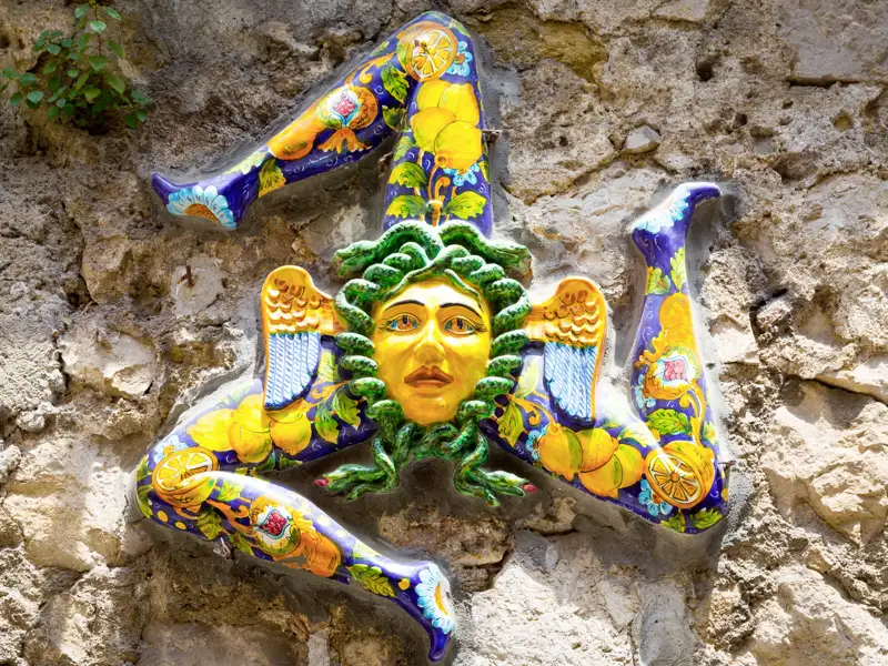 Auf unserer Studienreise in Sizilien begegnet uns immer wieder die Trinacria.