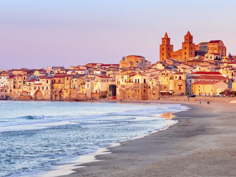 Auf unserer 12-tägigen Studienreise mit Muße durch Sizilien machen wir auch einen Stopp in dem hübschen Hafenstädtchen Cefalù.