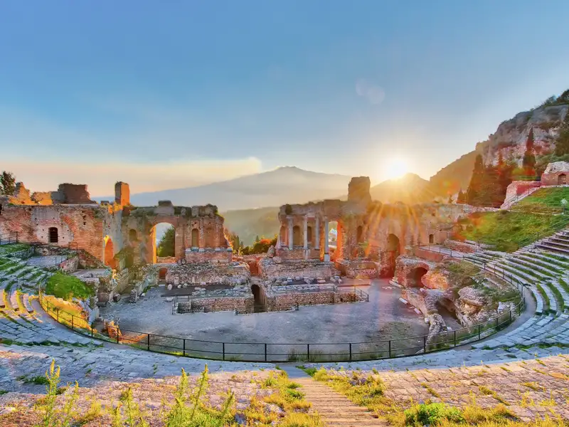 Zum Auftakt dieser Studienreise mit Muße durch Sizilien bestaunen wir das antike griechisch-römische Theater in Taormina.