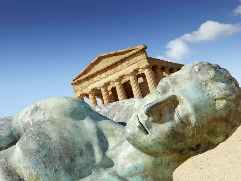 Auf unserer Studienreise mit Muße durch Sizilien begegnen uns immer wieder moderne Kunst und antike Tempel, hier  im Tal der Tempel in Agrigent.