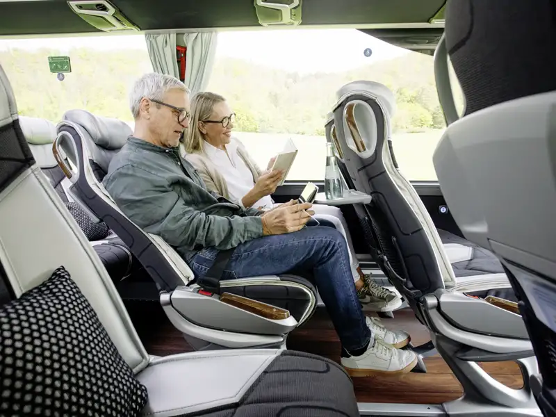 Im Studiosus-Komfortbus mit Fünfsternestandard können Sie sich in besonders bequemen und verstellbaren Sesseln entspannt zurücklehnen. Die außergewöhnliche Beinfreiheit sorgt dafür, dass Sie Ihre ausführliche Studienreise zu jeder Zeit entspannt genießen können.