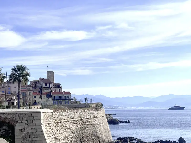 Nur eines von vielen Highlights auf unserer Studienreise an die Côte d'Azur: die Altstadt von Antibes mit dem Chateau Grimaldi, in dem ein Picasso-Museum untergebracht ist.