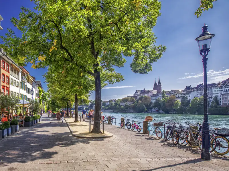 Flanieren Sie während Ihres Aufenthalts in Basel entspannt am Rheinufer entlang und erhaschen Sie schöne Blicke auf das Münster.