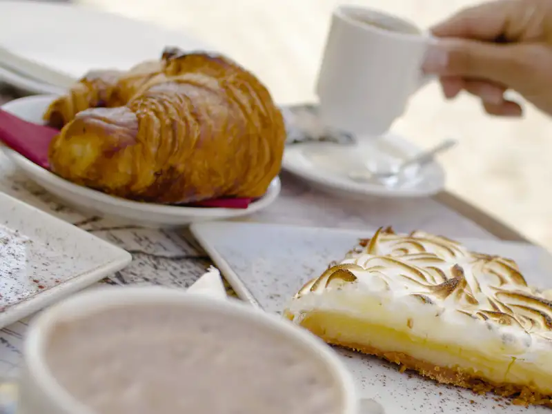 Auf Ihrer Rundreise mit Studiosus durch Frankreich bleibt immer wieder Zeit für genussvolle Momente. Machen Sie es wie die Franzosen und kombinieren Sie Ihren Café mit einem Croissant oder süßem Gebäck.