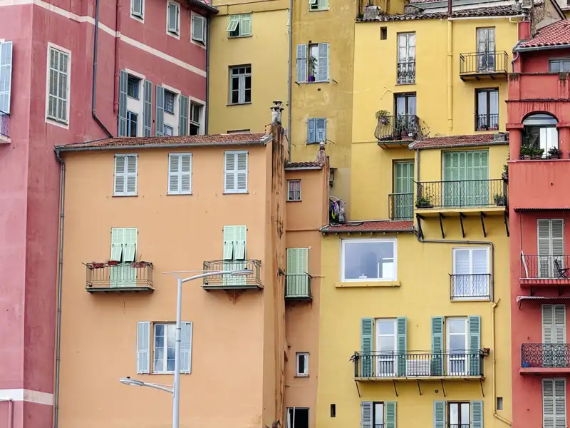 Unsere Komfortbusreise durch die Schweiz, Italien und Frankreich führt Sie auch nach Menton, wo Sie von den bunten Häuserfassaden vor der Kulisse des Mittelmeers verzaubert werden.