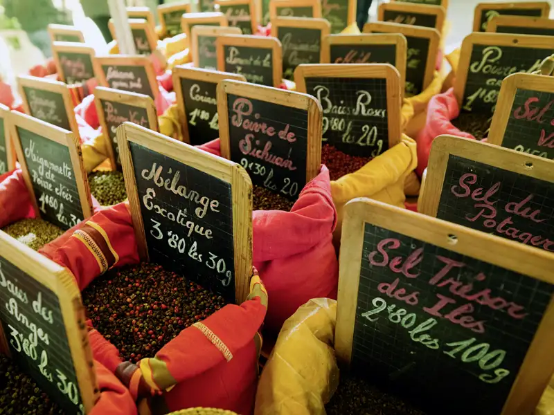 Ein Marktbesuch ist auf unserer zehntägigen Studienreise in das Languedoc und ins Roussillon immer ein Erlebnis für alle Sinne, hier der Gewürzmarkt in Carcassonne.