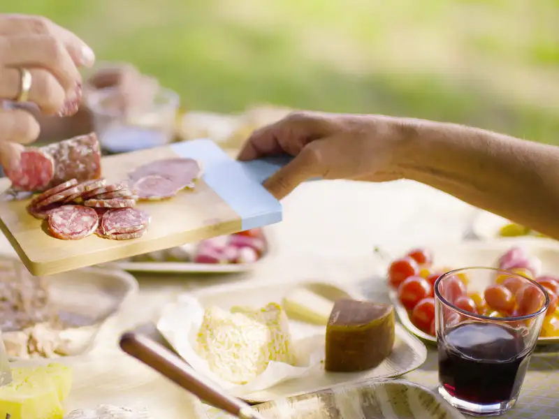 Frisch vom Markt kommen auf unserer zehntägigen Studienreise in das Languedoc und ins Roussillon die Zutaten für unser Picknick.
