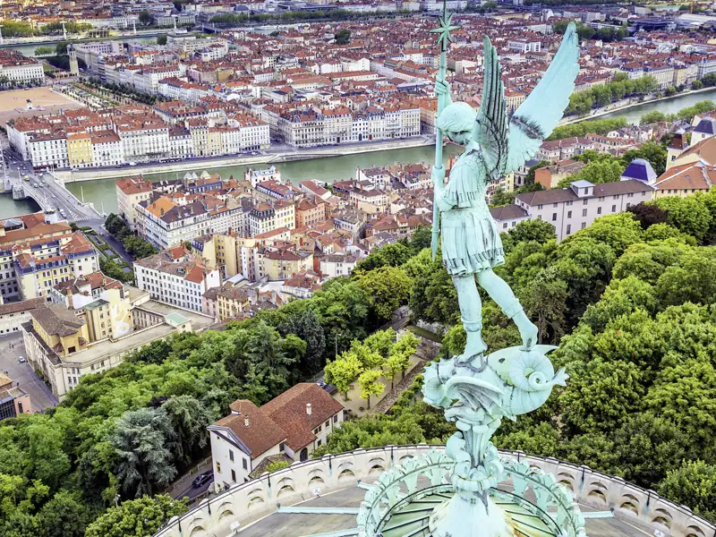 Kommen Sie mit auf unsere Studienreise in die Auvergne und durchs Périgord und genießen Sie auf der Rückreise den traumhaften Blick vom Fourvière-Hügel auf Lyon. Bei schönem Wetter können Sie bis zum Mont Blanc sehen.