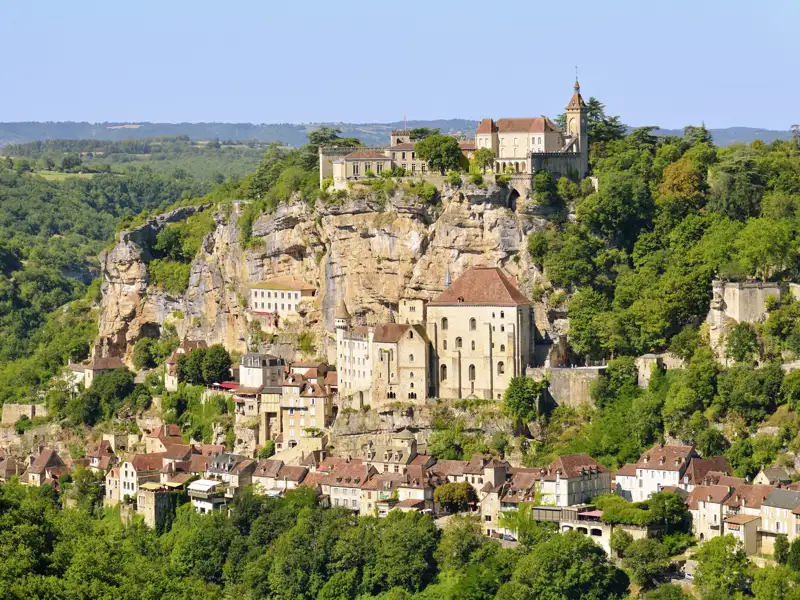 Rocamadour ist ein bekannter Pilgerort  in der französischen Region Okzitanien und zudem berühmt für seinen aromatischen Käse. Auf unserer Studienreise in die Auvergne und ins Périgord besuchen wir den spektakulär am Berg gelegenen Ort.