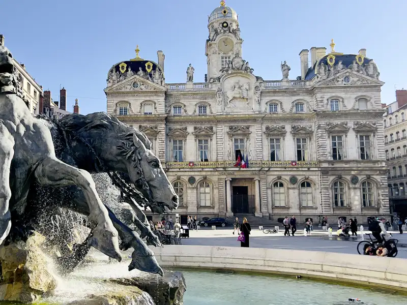 Lyon kam einst durch die Textilindustrie zu großem Reichtum. Davon zeugen u.a. die großen Plätze und prachtvollen Bauten wie zum Beispiel die Place des Terreaux mit dem imposanten Rathaus, die wir auf unserer Rundreise natürlich besuchen.